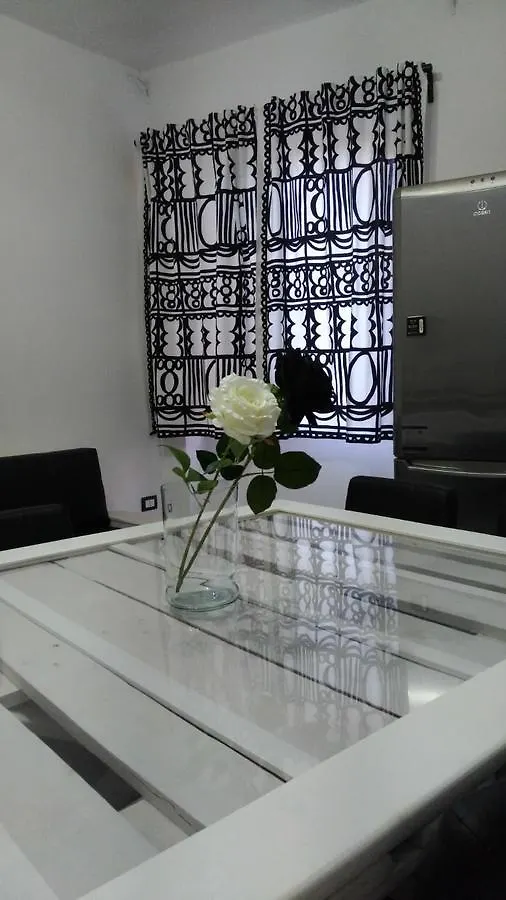 Feriehus Black&White Guest House Iglesias Italien
